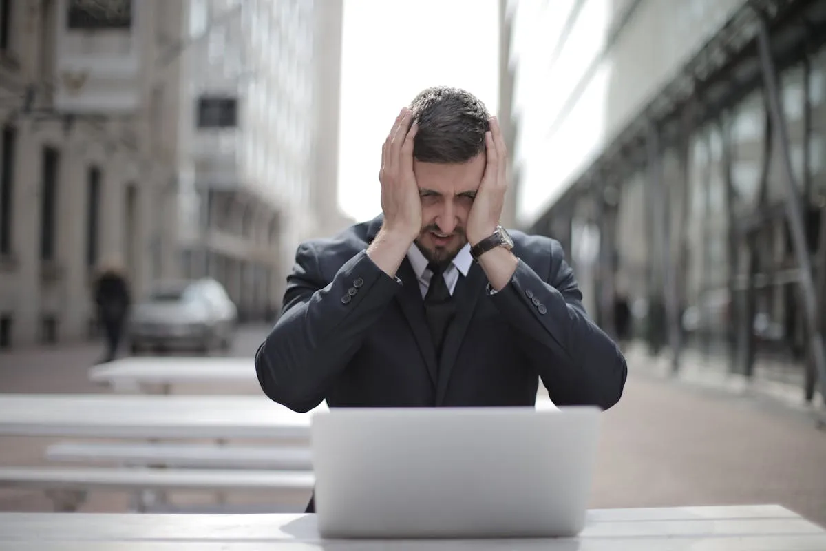 Empresário analisando resultados no computador com expressão pensativa