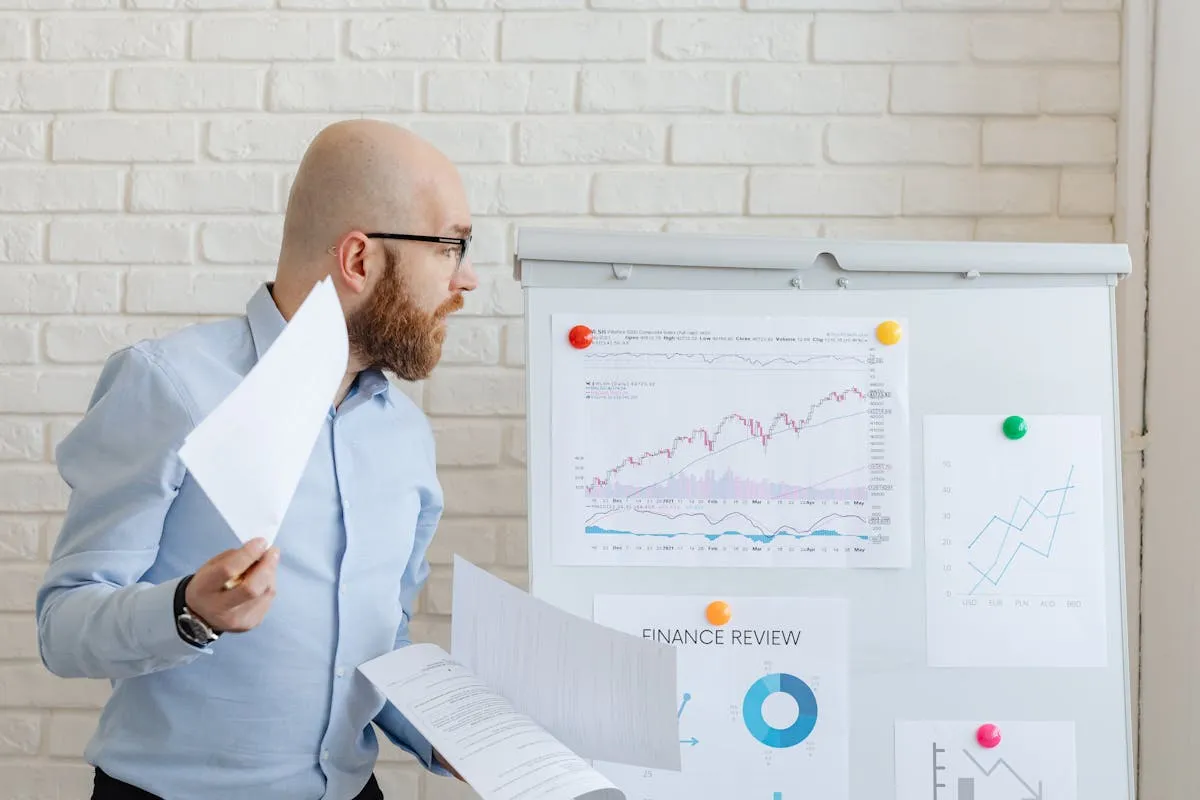 Empresário analisando relatório financeiro com expressão concentrada
