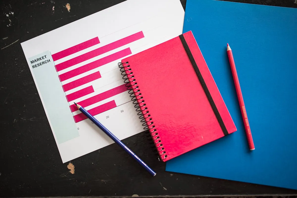 Empresário corrigindo planejamento de marketing em caderno com caneta