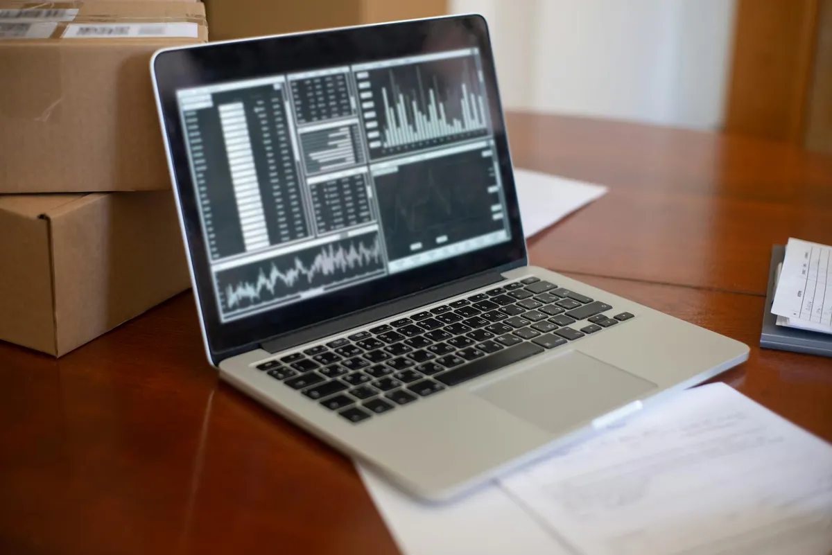 Empresário analisando comparativo de concorrentes em tela de computador no escritório