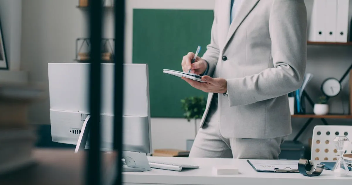 Empresário organizado analisando resultados financeiros com expressão tranquila