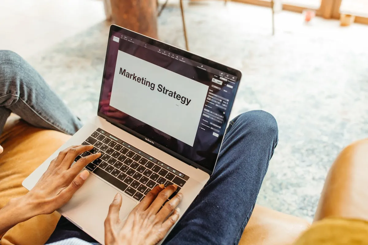 Dono de negócio sentado em frente ao computador analisando resultados de marketing