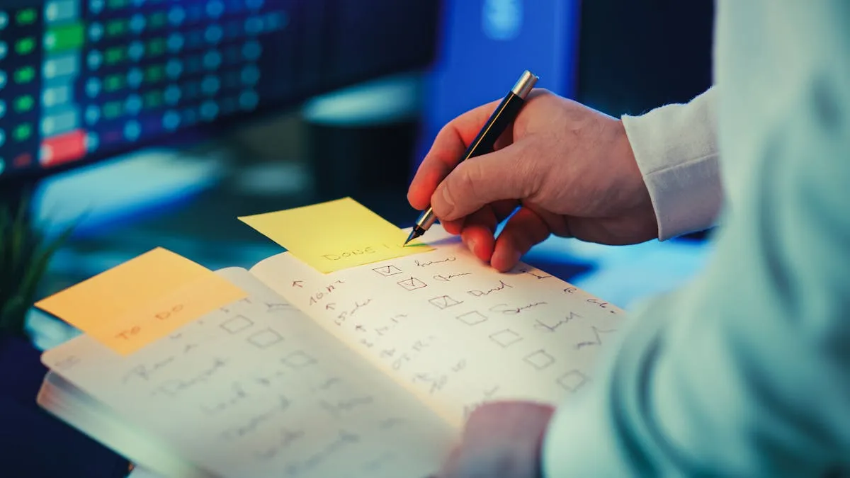 Pessoa escrevendo em planner com lista de tarefas sobre mesa de escritório