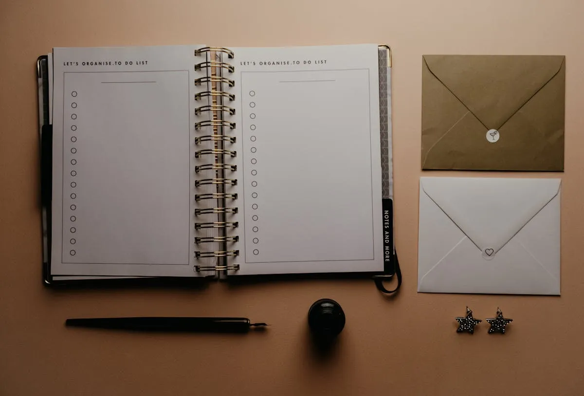 Mão marcando itens em uma lista de checklist em papel sobre uma mesa de trabalho