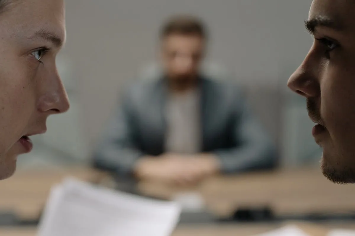 Dois homens de negócio em discussão séria em reunião empresarial