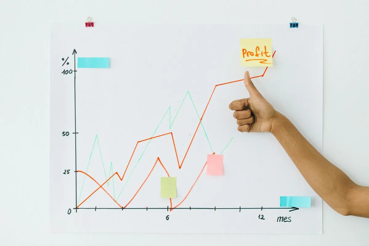 Empresário satisfeito analisando resultado positivo no computador