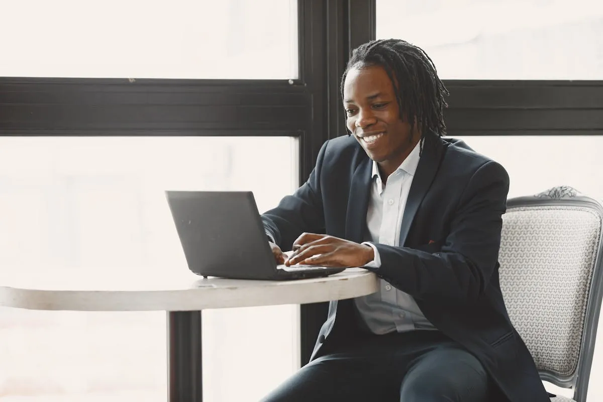 Empresário digitando no laptop pela primeira vez com expressão concentrada