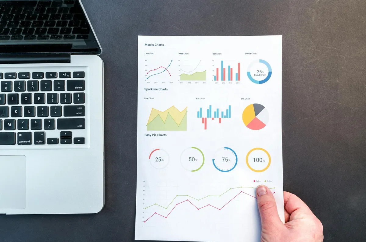 Empresário analisando gráfico de resultados em tela de computador