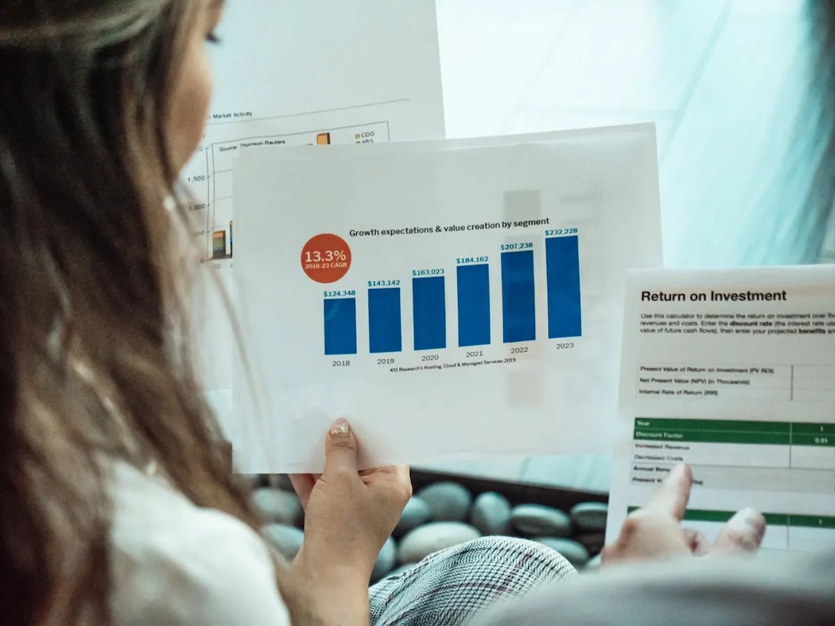 Empresário analisando relatório mensal em computador no escritório