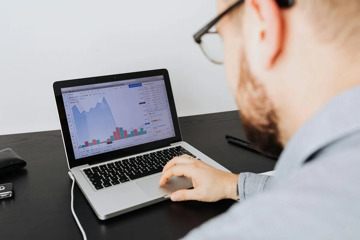 Empresário satisfeito olhando relatório financeiro positivo no computador