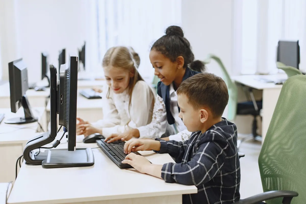 Dono de negócio aprendendo a usar computador com expressão concentrada