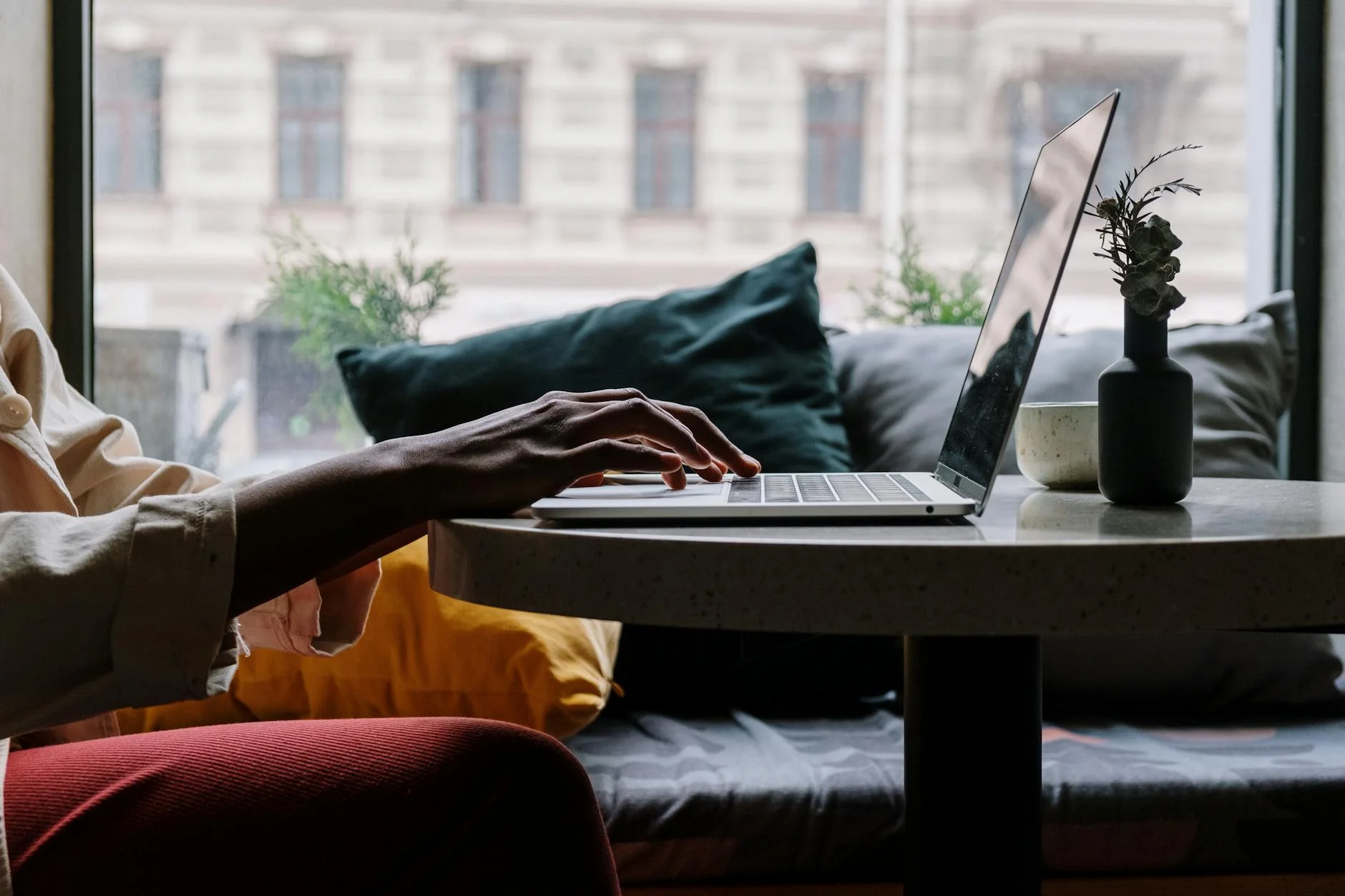 Dono de negócio sentado à mesa com notebook aberto, aprendendo a usar uma ferramenta digital pela primeira vez