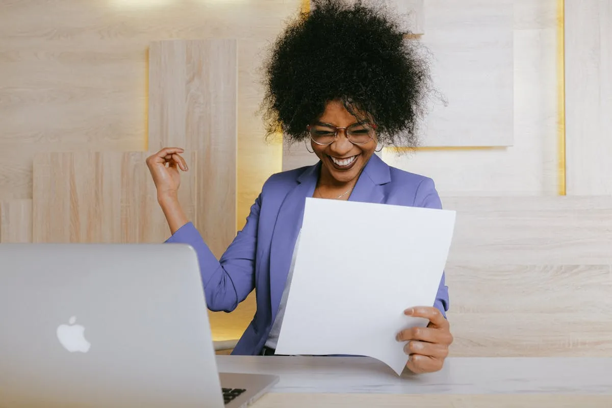 Empresário satisfeito revisando resultados financeiros positivos no laptop