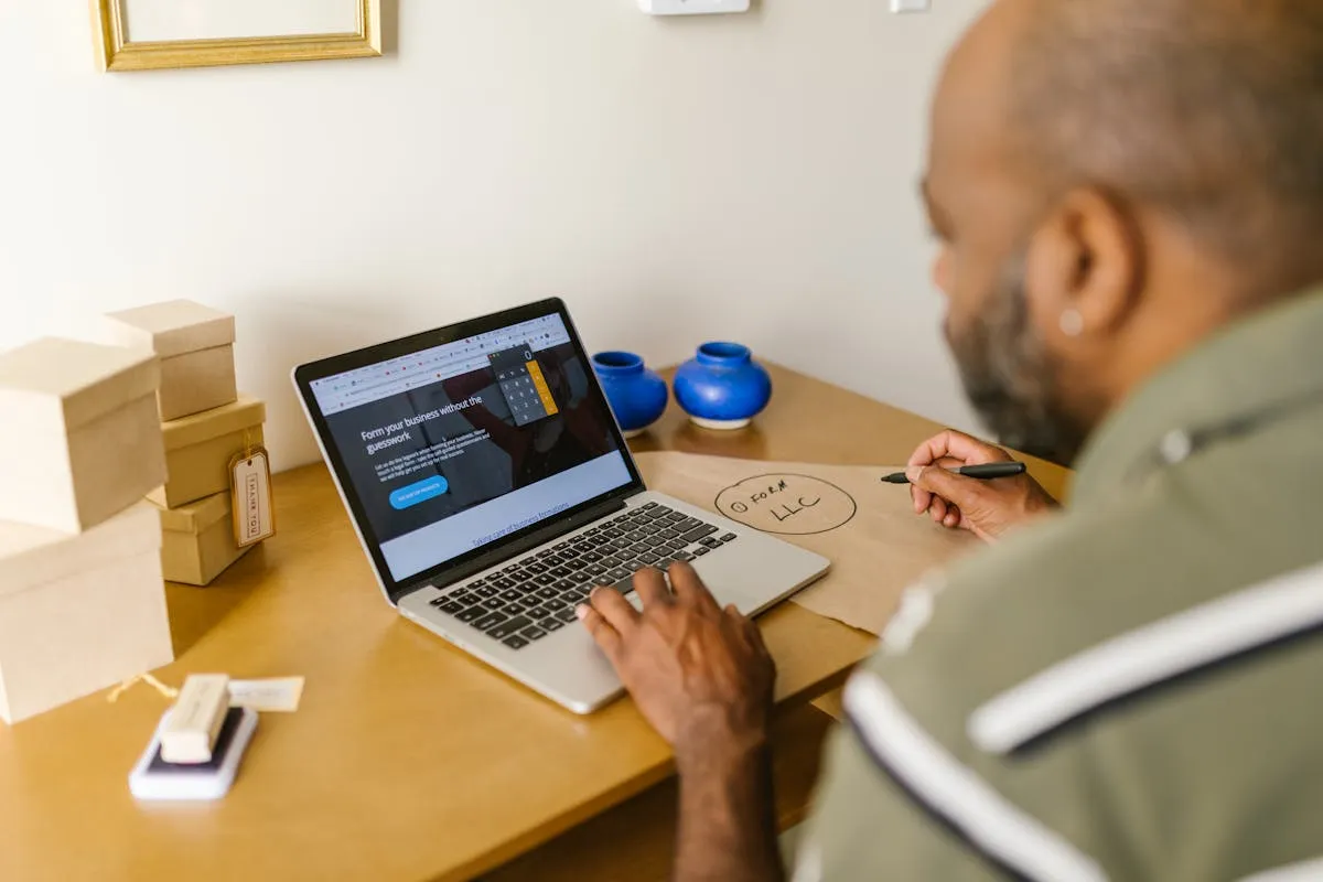 Empresário de meia-idade olhando para tela de laptop com expressão focada