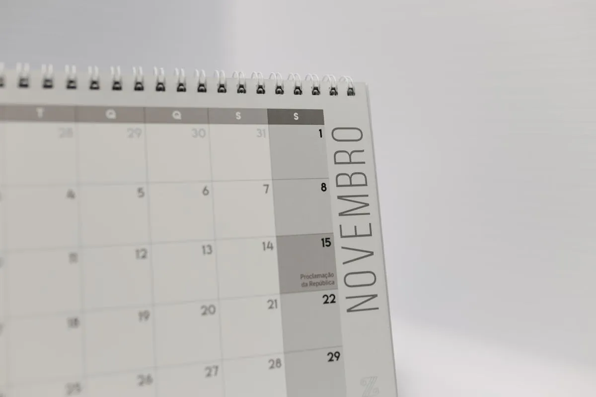 Empresário verificando calendário e planejando etapas no quadro