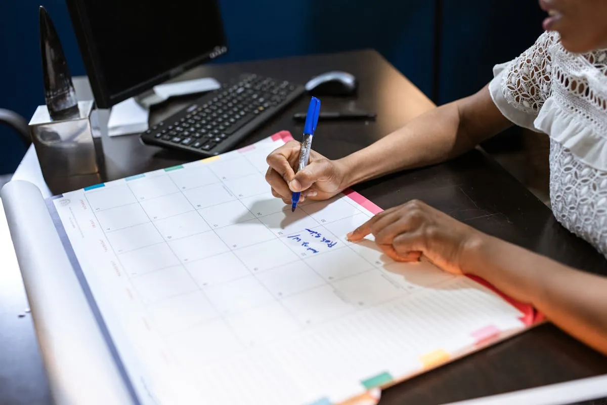 Empresário anotando em caderno ao lado de computador planejando implementação de inteligência artificial