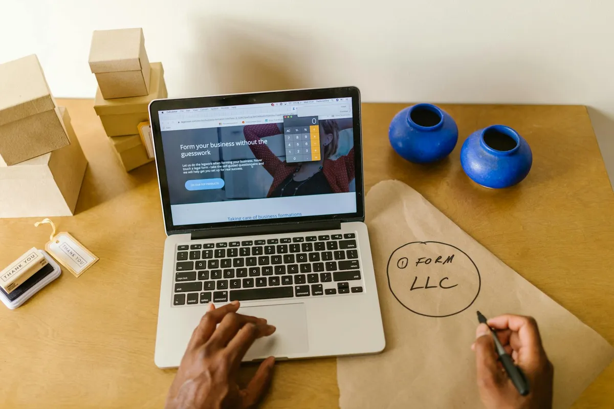 Empresário seguindo um roteiro passo a passo no laptop para configurar o Mente Operacional do negócio