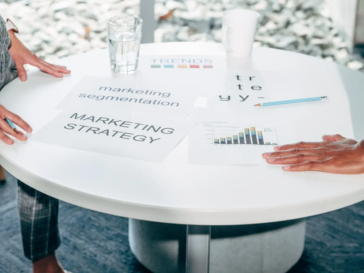 Empresário planejando estratégia de marketing com caderno e computador