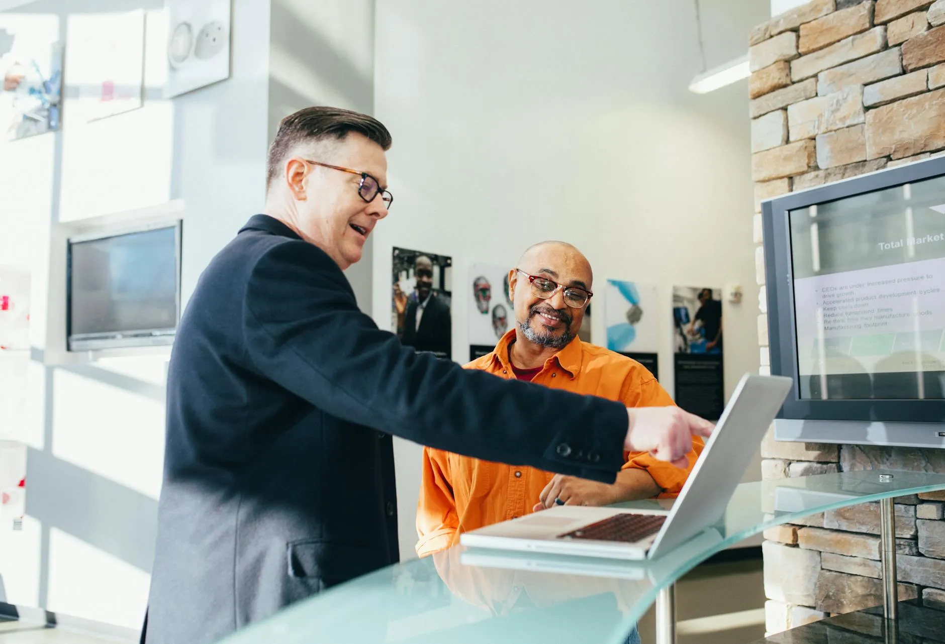 Dono de negócio configurando documento de vendas no computador em escritório