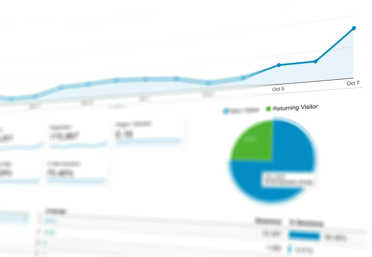 Empresário analisando relatórios e gráficos em tablet moderno