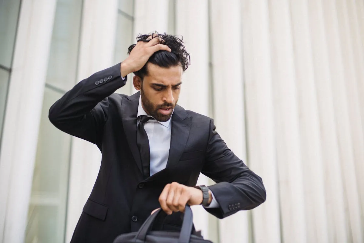 Empresário olhando para relógio com expressão de preocupação, representando a pressão do tempo na operação