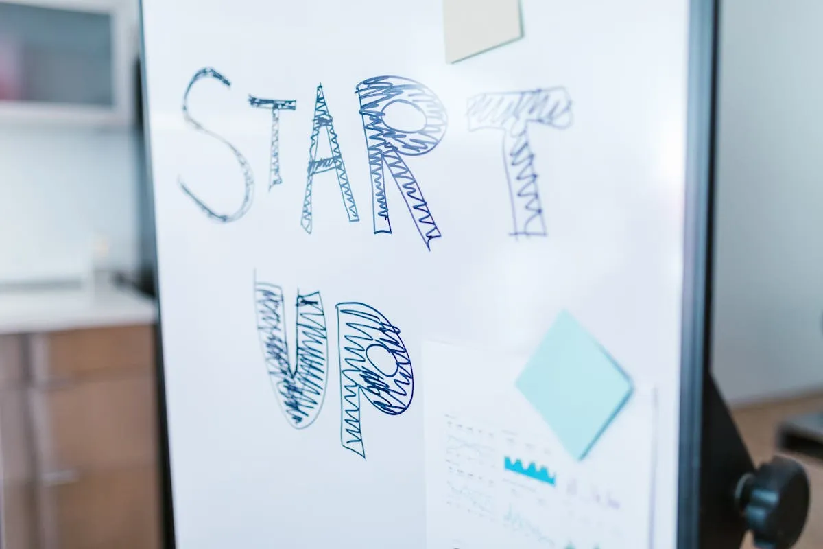 Planejamento criativo escrito em quadro branco em ambiente de startup