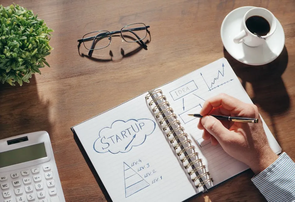 Caderno com planejamento e caneta sobre mesa de escritório de pequena empresa
