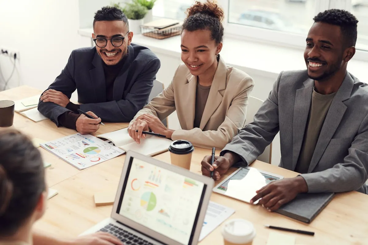 Dono de negócio e colaborador analisando dados juntos em mesa de trabalho