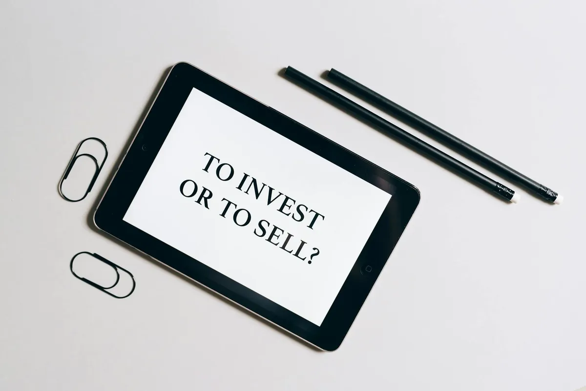 Tablet com texto de decisão sobre mesa branca com materiais de trabalho ao redor