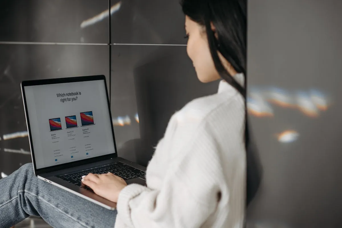 Empresário comparando opções de ferramentas de IA em computador