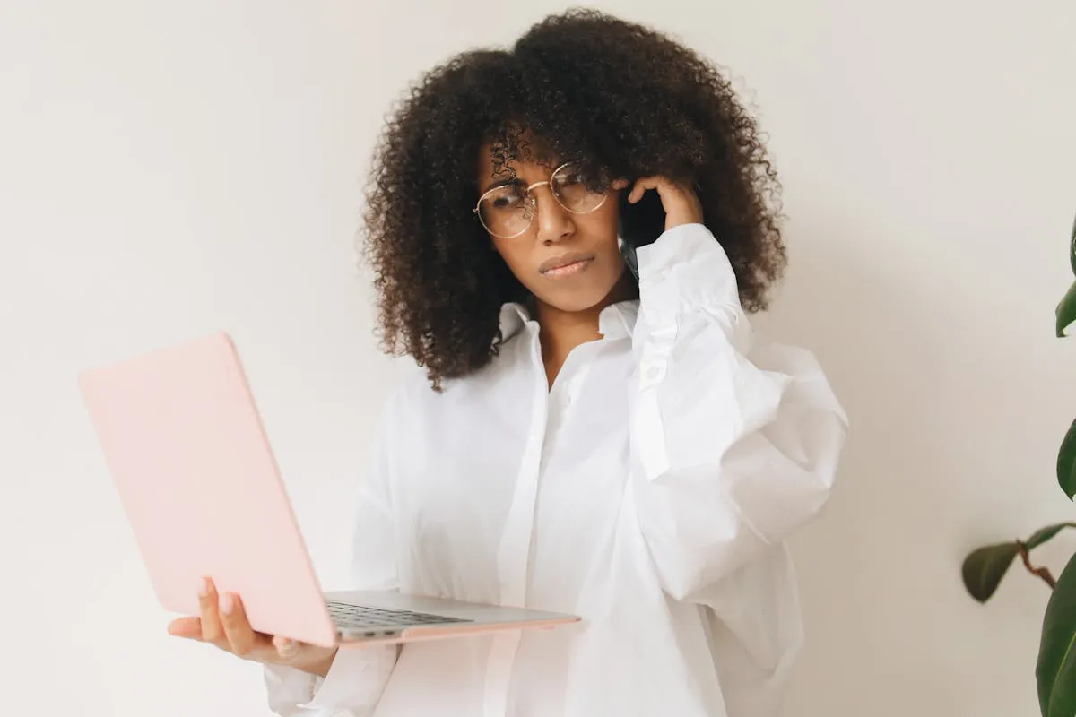 Empresário em frente ao computador comparando opções em três telas