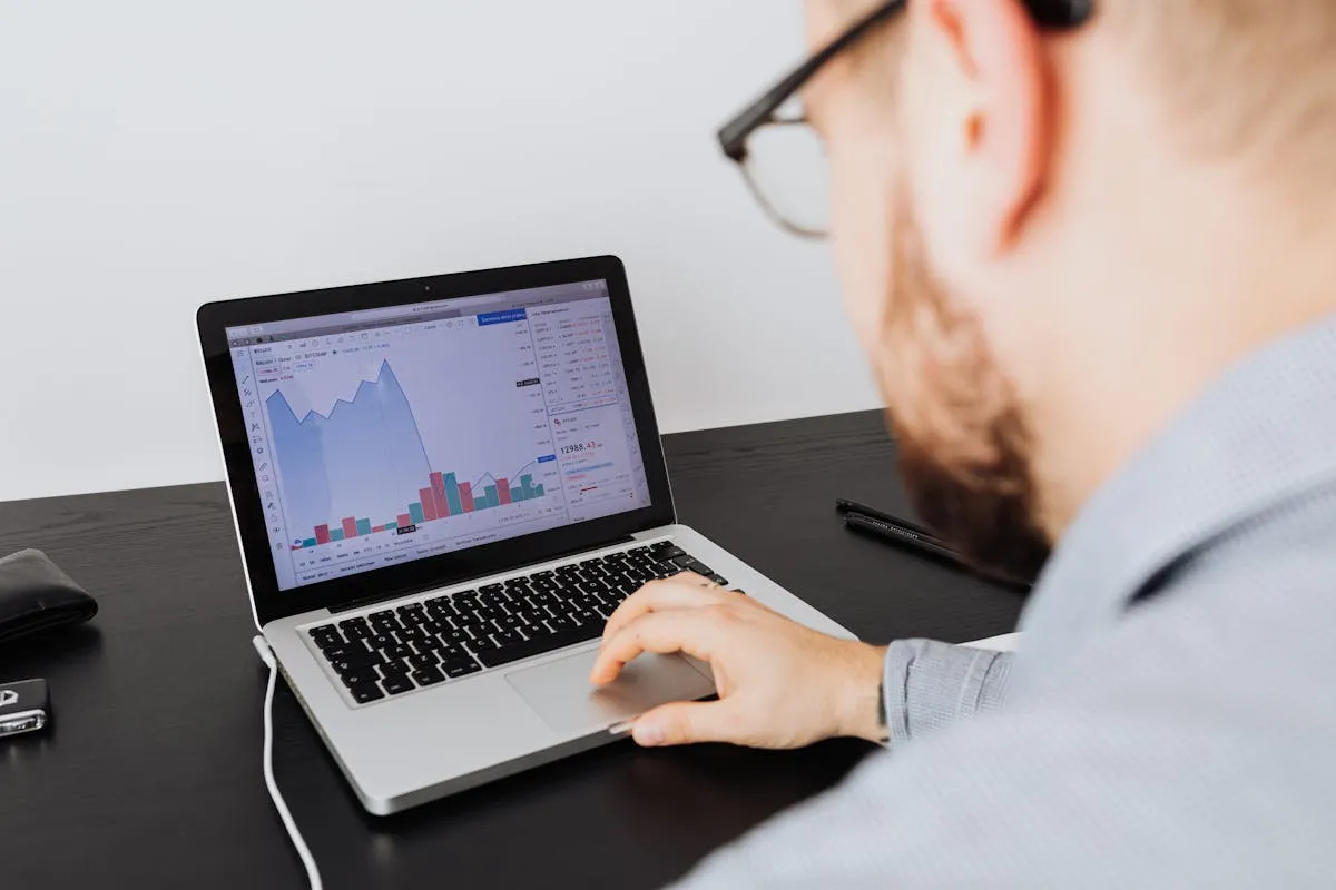 Empresário na mesa com três telas abertas mostrando interfaces de IA diferentes