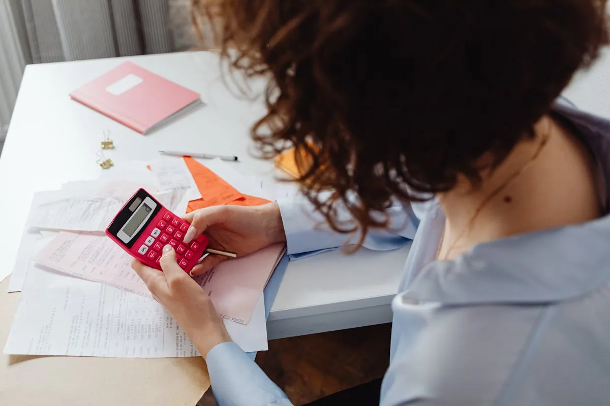 Empresário com calculadora e caderno fazendo planejamento financeiro
