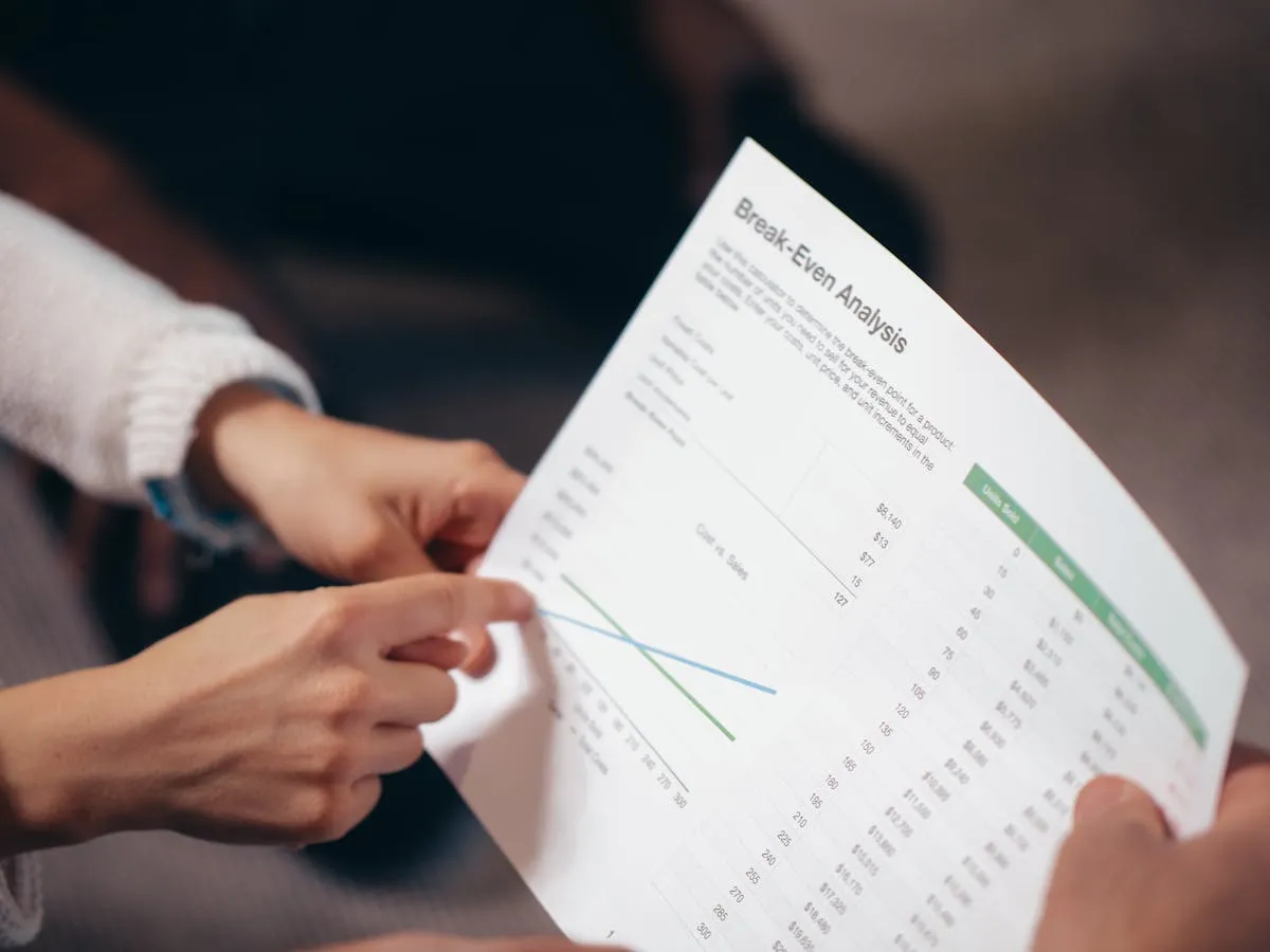 Empresário analisando planilha de custos e calculadora planejando investimento em inteligência artificial