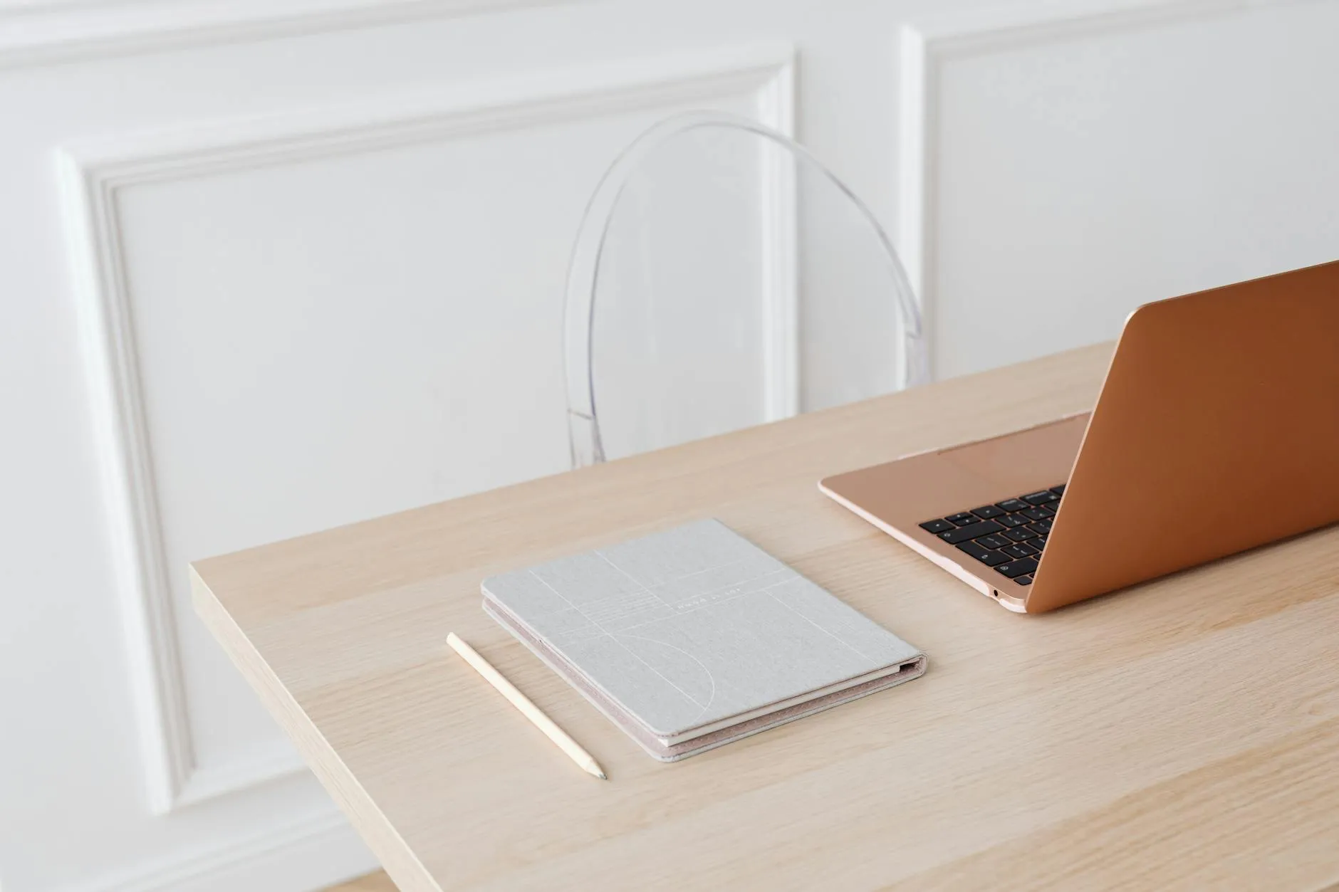 Empresário trabalhando com laptop em mesa organizada sem equipamento caro