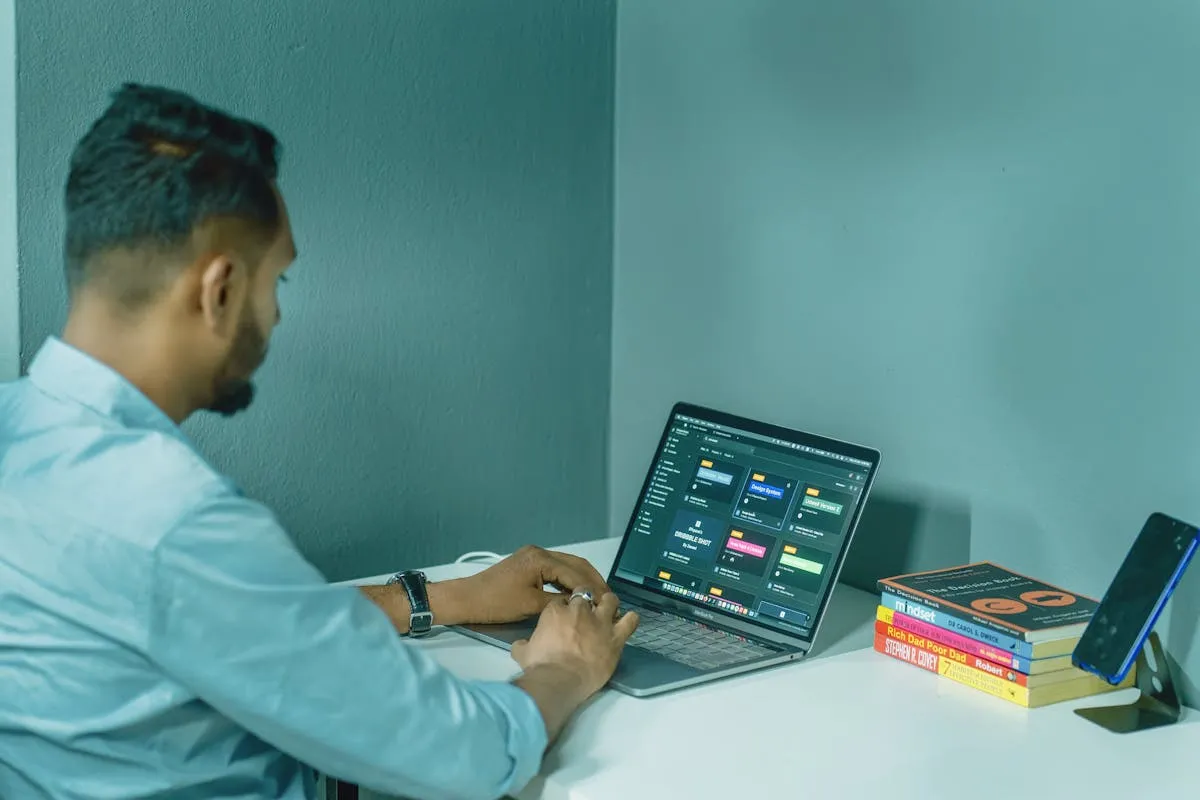 Dono de negócio calculando gastos com softwares de gestão no computador