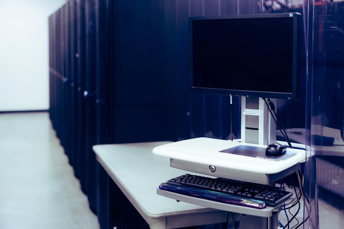 Computador moderno em escritório organizado representando infraestrutura de trabalho própria