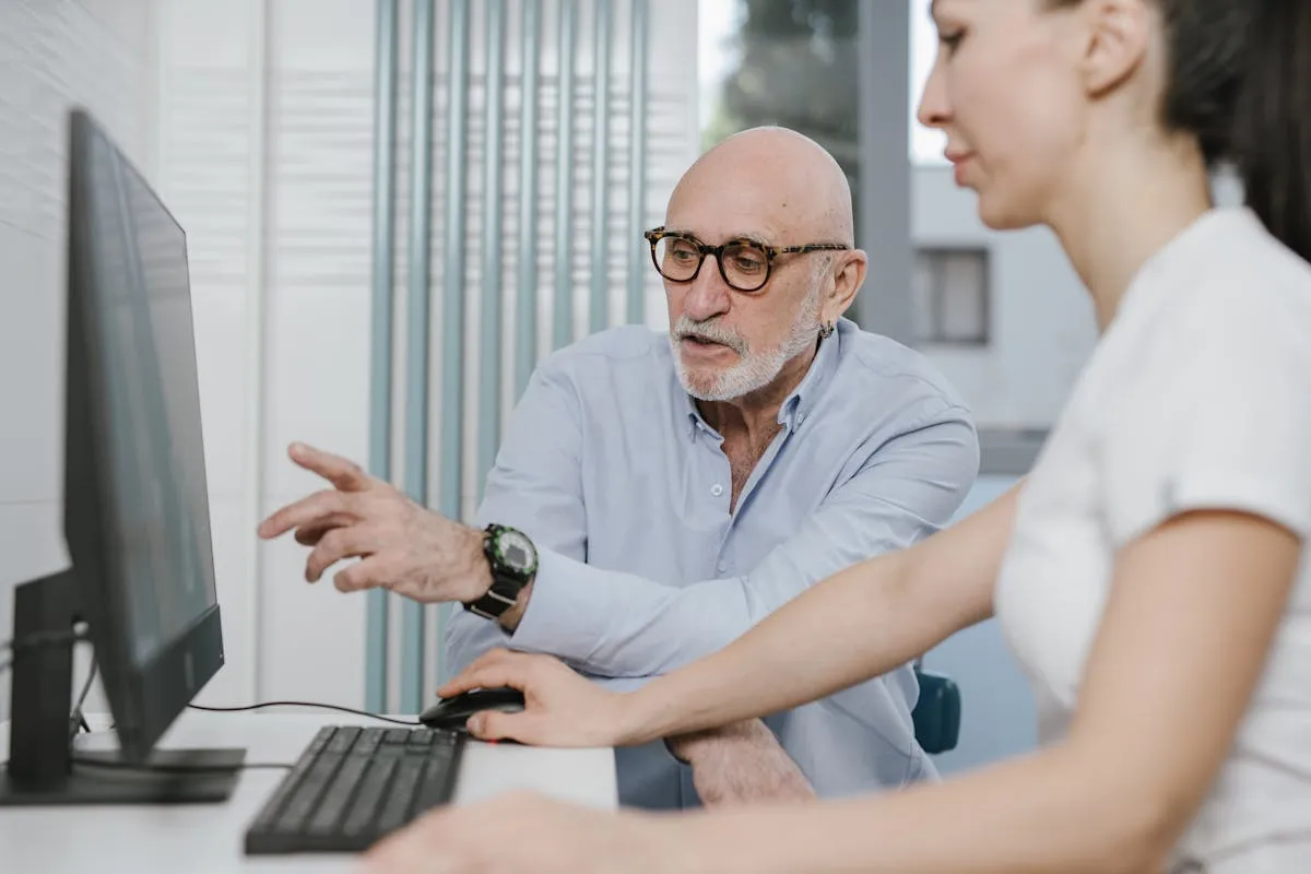 Empresário mais velho usando computador pela primeira vez com expressão de descoberta