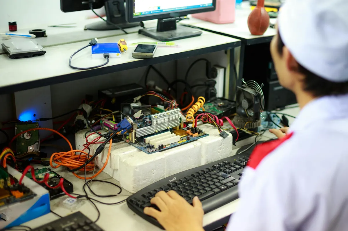 Empresario mais velho usando computador pela primeira vez com expressao de concentracao