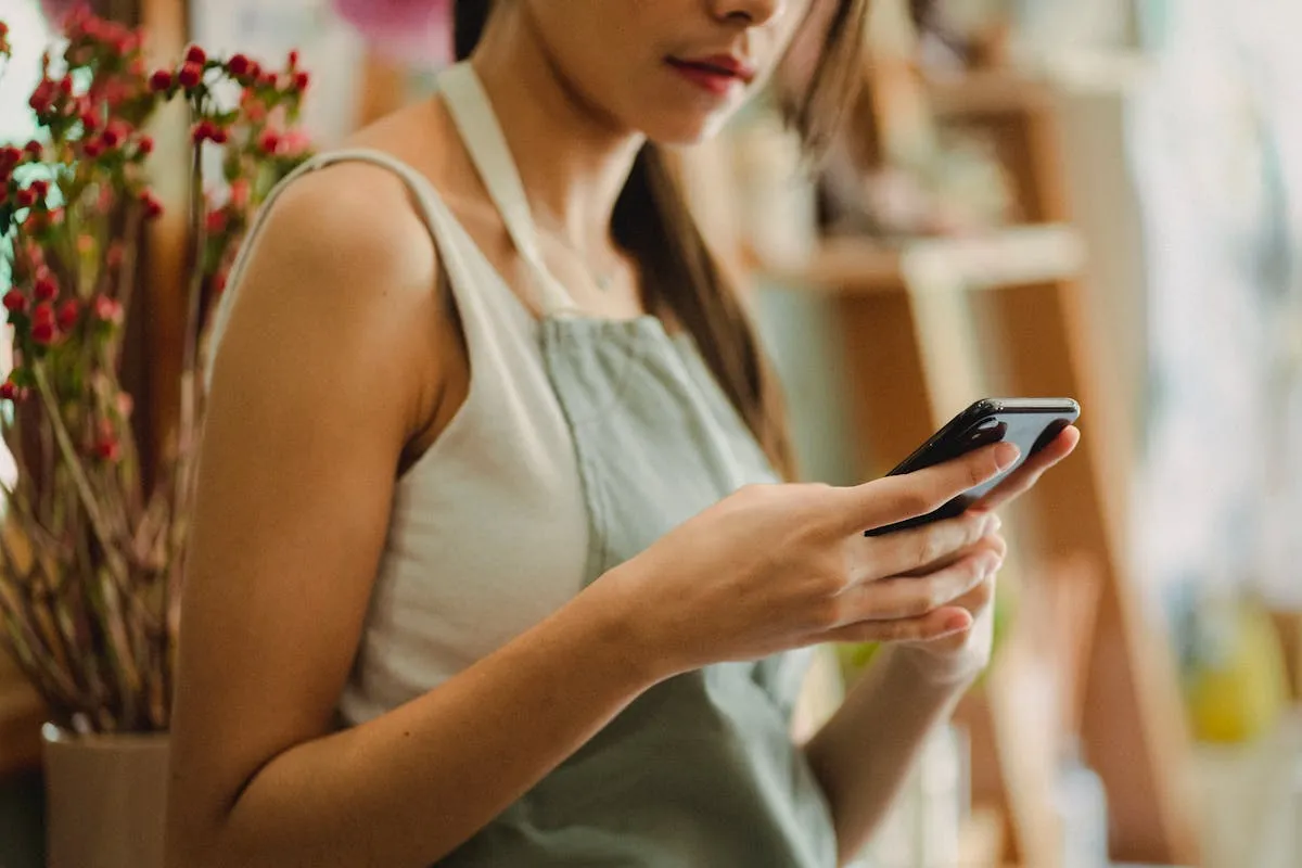 Empresário usando computador de forma simples no dia a dia do negócio
