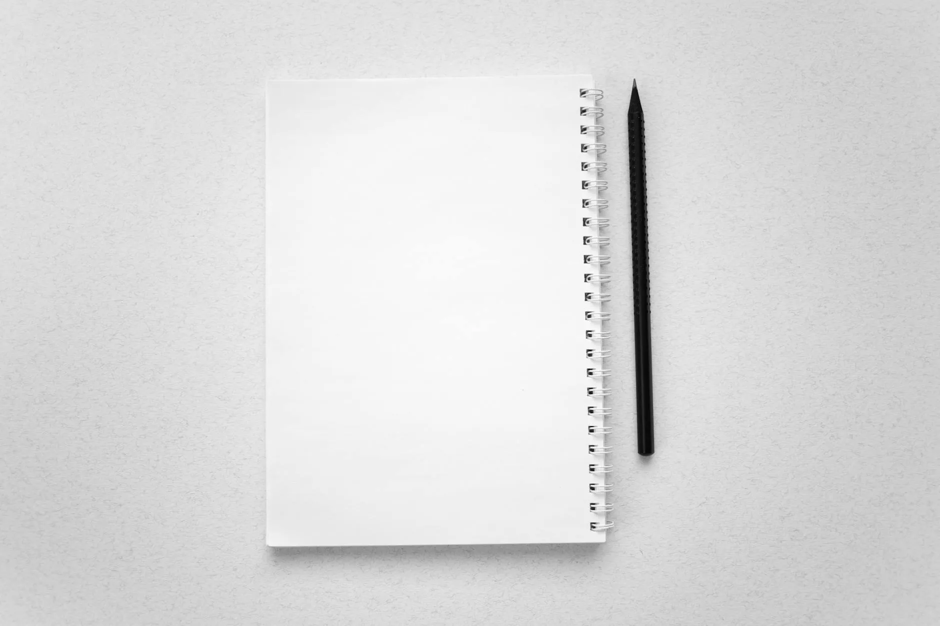 Caderno aberto sobre mesa com anotações e caneta, representando preenchimento de template