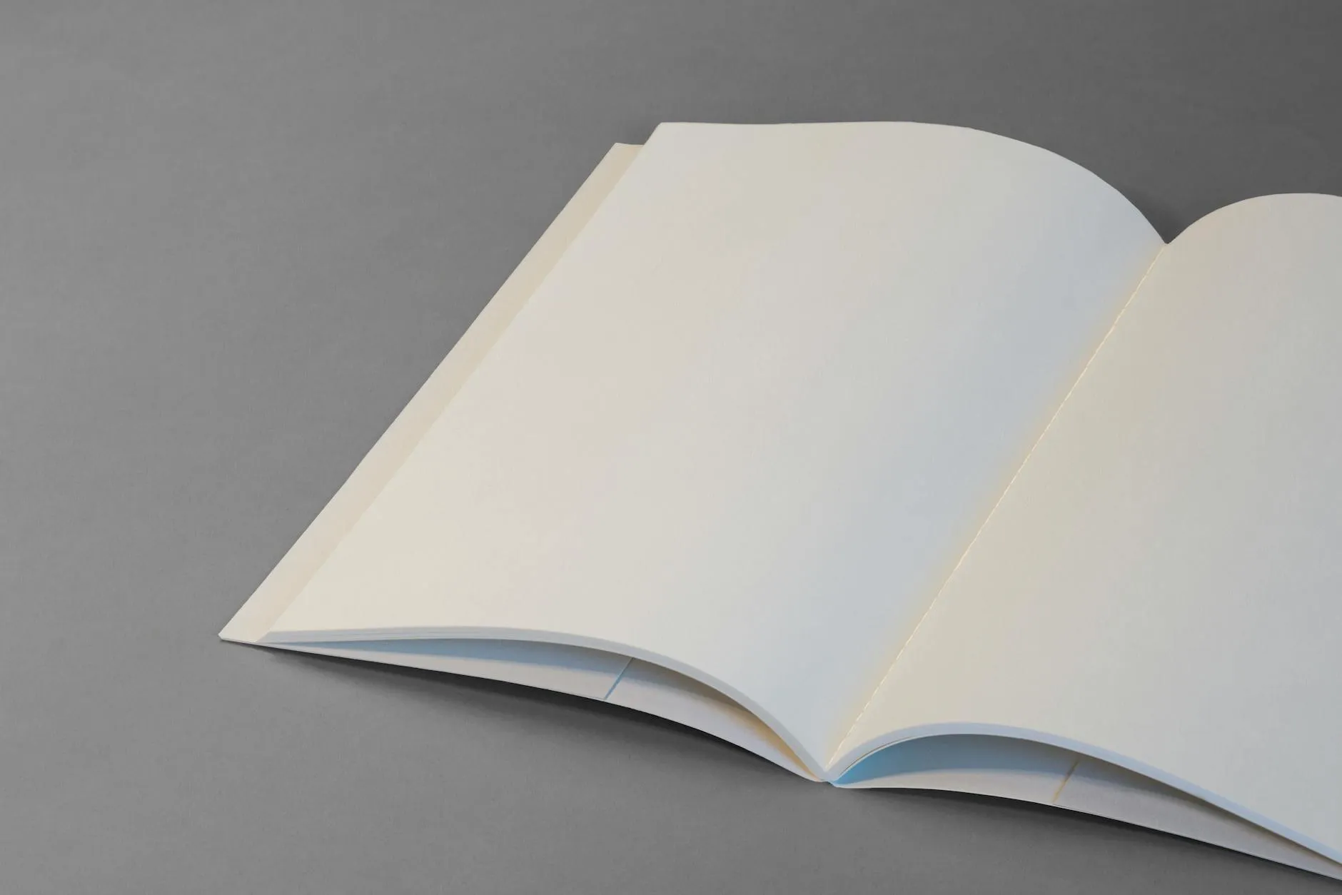 Documento de template aberto em notebook com caneta ao lado