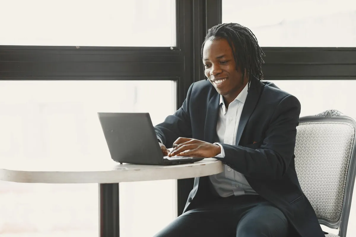 Empresário digitando configuração em laptop no escritório
